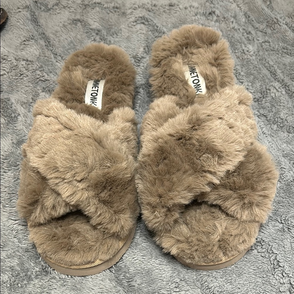 Minnetonka Fuzzy Tan Platform Slippers